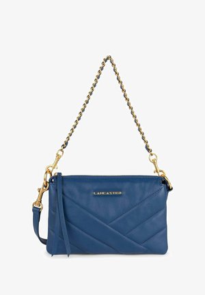 Blå læder clutch fra Lancaster med diagonal syning, gyldent kædehåndtag, lynlåslukning og guldlogo foran.