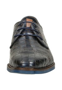 Marineblauwe leren schoenen met krokodillenstructuur, met een ronde neus, blauwe zool en donkerblauwe veters met een leren lipdetail.