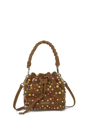 Bolso de mano de ante marrón con asa trenzada y tachuelas decorativas multicolores, cierre de cordón y correa de hombro extraíble.