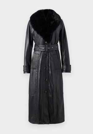 Schwarzer Ledermantel mit langer Silhouette, ausgestattet mit einem Kunstfellkragen, Gürtelakzent und vertikalen Rippdetails an den Taschen und Ärmeln.