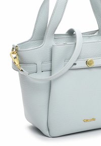 Světle modrá kožená kabelka s texturovaným povrchem, dvojitými uchy, odnímatelným popruhem, zlatými kovovými doplňky a malým logem na přední straně.