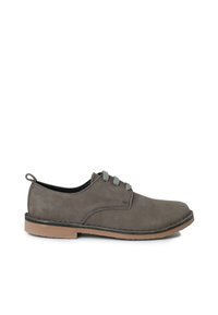 Scarpa in suede grigia con punta arrotondata, lacci grigi e suola in gomma marrone chiaro. Texture liscia, con accenti di cucitura minimal sui lati.