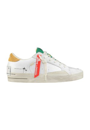 Sneaker bianco in pelle con accenti verdi e gialli, tallone in suede testurizzato, grafica di palma e etichetta rossa. Presenta lacci bianchi e suola consumata.