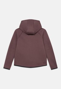 Mikina s kapucňou v hlbokej purpurovej farbe, vyrobená z textúrovaného materiálu. Má raglánové rukávy, čierne prvky na manžetách a leme, a minimalistické logo.