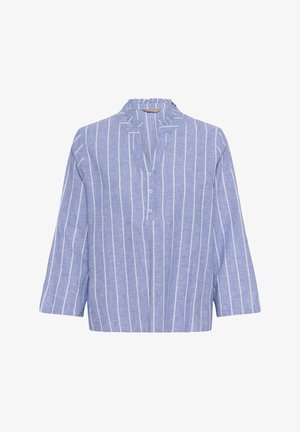 Blaue Leinenbluse mit weißen vertikalen Streifen, dreiviertellangen Ärmeln, Stehkragen und einer Knopfleiste mit drei Knöpfen auf weißem Hintergrund.