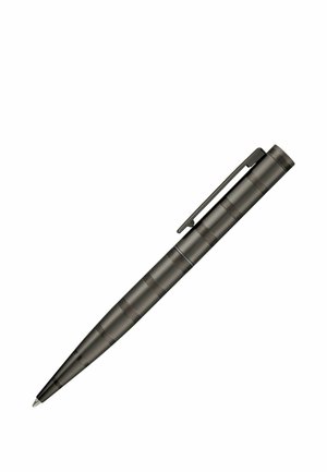 Čierne kovové guľôčkové pero s textúrovaným úchopom a sponou na vrecko, naklonené so špičkou smerujúcou dole doľava na bielom pozadí.