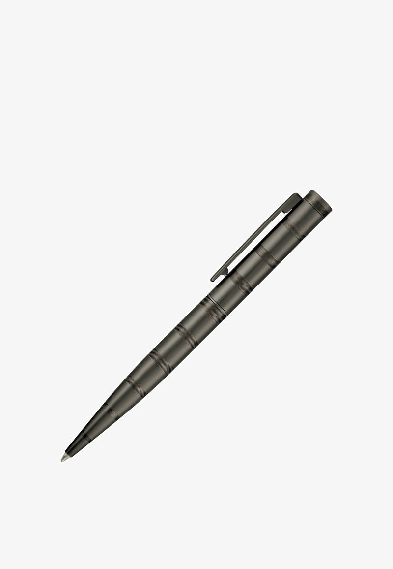 Stylo à bille noir métallique avec prise texturée et clip de poche, incliné avec la pointe pointant vers le bas à gauche sur fond blanc.