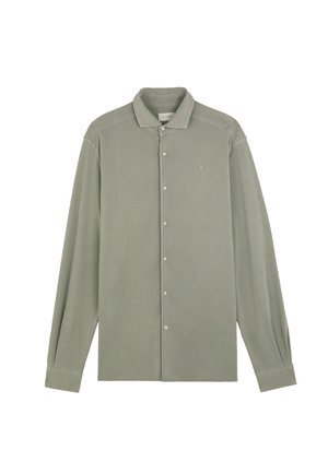 Camisa de manga larga color verde salvia con botones, cuello y pequeño logo bordado de calavera en el pecho izquierdo.
