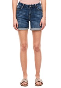 Shorts en denim bleu foncé avec manches repliées, dotés de poches avant et d'une taille boutonnée. Texture lisse avec des détails de décoloration minimaux.