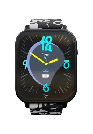 Montre intelligente noire avec un écran personnalisable, aiguilles jaunes et un bracelet noir et blanc à motifs avec des lettres. Des icônes indiquent le niveau de batterie.