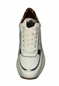 Sneaker bianco in pelle con accenti metallici argentati, punta e linguetta testurizzate, lacci piatti, collare imbottito e suola in gomma.