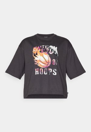 Tricou oversized din bumbac negru, cu un design grafic care reprezintă o minge de baschet învăluită în flăcări, având textul "FREEBOX 1986 HOOPS".