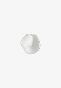 Bola blanca y brillante que se asemeja a una pequeña piedra lisa. Presenta una forma ligeramente asimétrica con una superficie reflectante y curvas suaves.