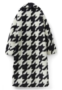 Płaszcz w czarno-biały wzór pepitki, wykonany z grubego, puszystego materiału, z kołnierzem i długimi rękawami. Miękka faktura, średniej długości.