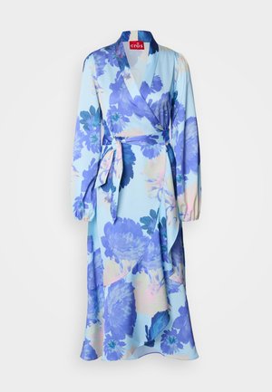 Vestido floral envolvente en azul claro con grandes flores azules y en tonos pastel. Con mangas largas, cinturilla anudada y un diseño fluido con textura suave.
