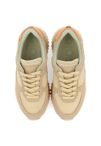 Baskets beige avec une tige texturée, un intérieur vert clair et des accents orange au talon. Présentent des lacets ronds et une semelle rembourrée.