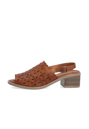 Braune Leder-Slingback-Sandale mit ausgeschnittenem Muster, Blockabsatz, verstellbarem Schnallenriemen und offenem Zehendesign.