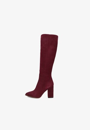 Knielange bordeauxrode suede laarzen met een puntige neus en stevige hak, met een gladde textuur en minimalistisch ontwerp.