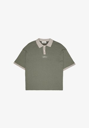 Polo majica kratkih rukava u maslinasto zelenoj boji s teksturiranim uzorkom, svijetlo bež ovratnikom i kontrastnim rubovima. Ima dva dugmeta i detalj s logom.