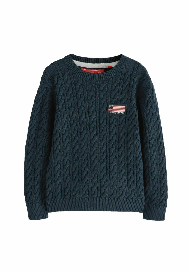 Modra kabelčna pletena pulover iz strukturirane tkanine, s krojnim ovratnikom in majhnim značkim z napisom "SUPERDRY" na prsih.