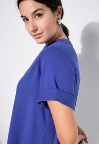Studio Untold LONGLINE - Jednoduché tričko - blue violet