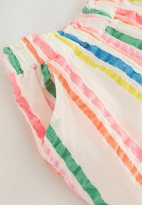 Mehrfarbige gestreifte Stoffshorts mit rosa, orange, gelb, grün und blauen Streifen auf einem weißen Hintergrund. Elastischer Bund mit Nähten.