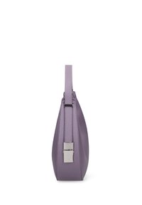 Borsa a mano in pelle viola con una forma strutturata, dotata di un manico corto e una fibbia in metallo argentato sul lato. Texture liscia.