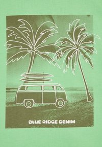 Zelena majica s grafikom dveh palm in retro kombija s surf deskami, natisnjena v beli barvi z napisom "BLUE RIDGE DENIM".