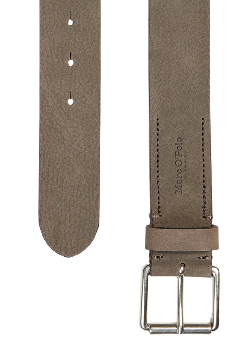 Szary skórzany pasek o teksturowanym wykończeniu, z metalową klamrą w kolorze srebrnym, pięcioma otworami do regulacji oraz wytłoczonym logo marki.