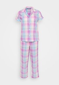 Ελαφρύ σετ πιτζάμας σε παστέλ καρό σχέδιο, το οποίο περιλαμβάνει κοντομάνικο πουκάμισο με κουμπιά και μακριά παντελόνια. Το ύφασμα δείχνει εναλλάξ τετράγωνα σε ροζ, μωβ και μπλε χρώματα.