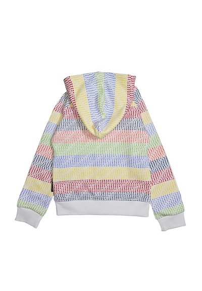 Felpa con cappuccio per bambini con strisce orizzontali multicolori e piccoli motivi di lettere ripetute in rosso, blu, giallo, verde e nero.