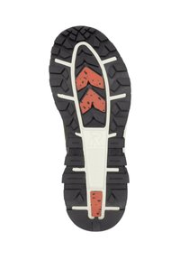 Semelle d'une chaussure présentant des crampons profonds en caoutchouc noir, une semelle intermédiaire blanche et des accents orange avec un motif texturé pour la traction.