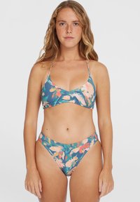 Gėlių maudymosi kostiumėlis, turintis mėlyną pagrindą su rožinėmis ir oranžinėmis gėlių raštais, trikampio formos liemenėlė su plonomis petnešomis ir aukštu liemeniu kelnaitės.