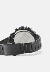 Schwarze Chronographuhr mit Edelstahlarmband, rundem Gehäuse und mehreren Knöpfen. Verfügt über eine glatte Oberfläche und eine gebrandete Schnalle.