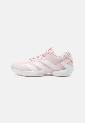 Hellrosa Sportschuh mit weißer Sohle, drei weißen seitlichen Streifen, Mesh-Obermaterial und stützendem Fersenbereich.