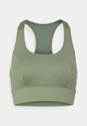 Olivovo zelená športová podprsenka s pružnou textúrou, okrúhlym výstrihom a širokými ramennými popruhmi. Má priliehavý pás pre podporu.