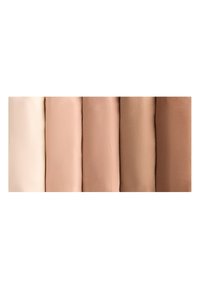Set van zes stofstalen in verschillende tinten beige en bruin, met een gladde textuur en consistente kleur in de collectie.
