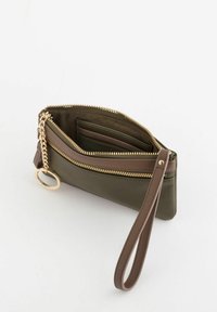 Monedero verde oliva con cremallera dorada, textura de cuero, una correa para la muñeca y múltiples ranuras para tarjetas. Diseño compacto con un cierre seguro.
