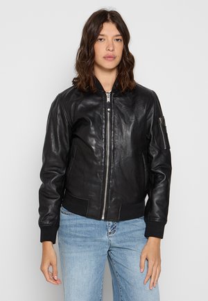 Schwarze Leder-Bomberjacke mit einem Reißverschluss vorne, gerippten Bündchen und Seitentaschen. Hat eine Reißverschlusstasche am linken Arm und eine glatte Textur.