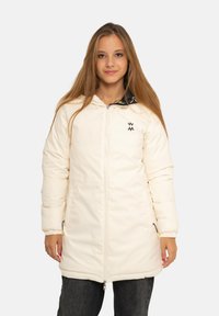 Veste matelassée couleur crème avec fermeture éclair à l'avant, poignets élastiques et capuche doublée de noir. Comprend des poches latérales et un logo sur la poitrine.