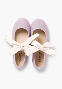 Lavendelgeflochtene Ballerinas mit cremefarbenen Stoffbändern. Runde Zehenpartie und weiche Innenauskleidung. "Pisamonas"-Logo auf der Innensohle gedruckt.
