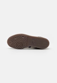 adidas Performance PREDATOR FREESTYLE INDOOR - Chaussures de football sur gazon - aurora black/alumina/turbo
