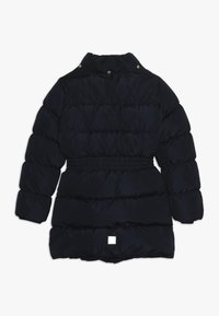 Abrigo de invierno acolchado negro con mangas largas, cintura elástica, cuello alto y botones de presión en el cuello, mostrado desde la parte de atrás.