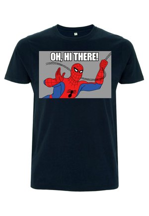 Mørkeblå T-shirt med et grafik af Spider-Man i rød og blå, med teksten "OH, HEJ DER!" imod en grå baggrund.