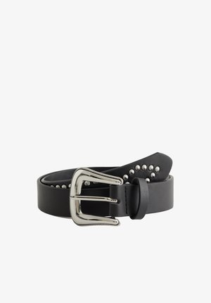 Ceinture en cuir noir avec des clous ronds argentés et une boucle argentée brillante, roulée avec la boucle centrée et une boucle visible sur fond blanc.
