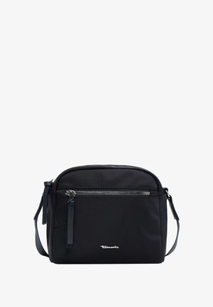 Melnas neilona crossbody soma ar noapaļotu formu, ar priekšējo rāvējslēdzēja kabatu un logotipa akcentu. Regulējama siksna un gluda tekstūra.