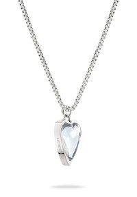 Sølv kæde med en hjerteformet vedhæng. Vedhænget har en klar facetteret sten og indgraveret tekst på kanten.