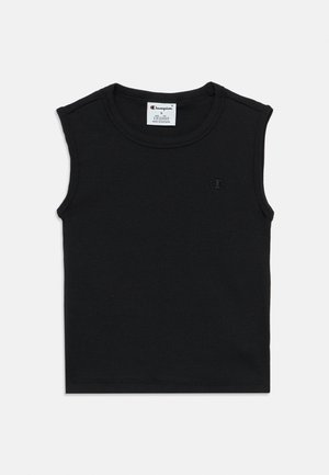 Svart ermeløs ribbestrikket tanktopp i bomull med rund hals. Har en liten logo på front venstre side. Enkel og tettsittende design.