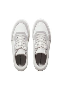 Sneakers bianchi in pelle con accenti in suede grigi. Presentano punta rotonda, lacci piatti e marchio sulla soletta. Superficie testurizzata.