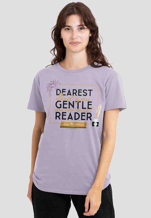 Lila Baumwoll-T-Shirt mit einem grafischen Design und goldfarbenen Akzenten, dem Text "LIEBER GUTER LESER," und Illustrationen von Tinteflaschen.